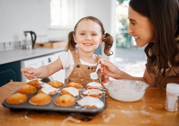 Mom Says Icing Her Life Woman Baking Her Daughter Home — Stockfoto