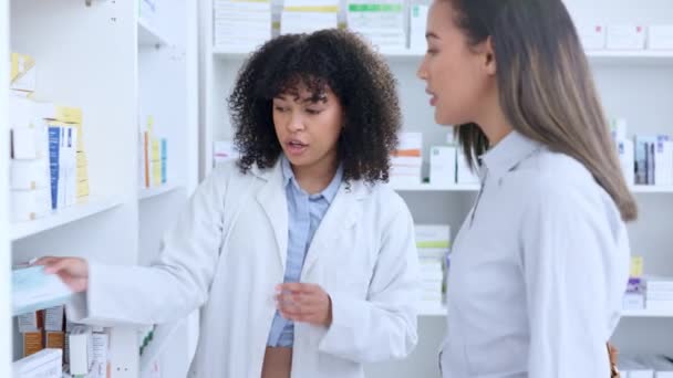 Friendly Pharmacist Explaining Dosage Instructions Woman Drugstore Healthcare Worker Offering — Vídeo de Stock