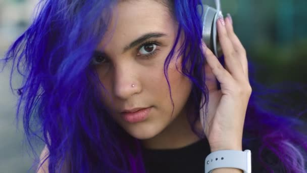 Portrait Edgy Trendy Woman Smiling While Wearing Headphones Enjoying Her — Stok video