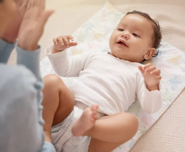 Ready Our Girls Day Out Woman Changing Her Adorable Baby — 스톡 사진