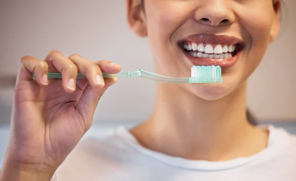 Dbam Czystość Tych Białych Pereł Nierozpoznawalna Kobieta Myjąca Zęby Domu — Zdjęcie stockowe
