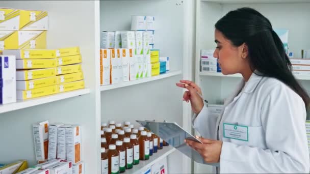 Pharmacist Checking Clipboard Medication Pills Stocktake Clinic Pharmacy Medical Healthcare — Vídeo de Stock