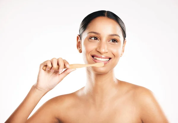 Thinking Dental Hygiene Studio Shot Attractive Young Woman Brushing Her — Stock fotografie