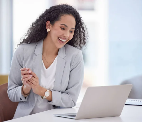 Great News Attractive Young Businesswoman Sitting Alone Her Office Celebrating — Stok fotoğraf