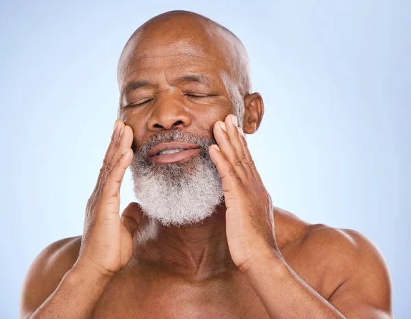 Sweet Textures Studio Shot Mature Man Applying Moisturiser His Face — Stock Photo, Image