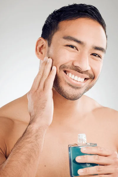 Freshness Lasts Studio Shot Handsome Young Man Applying Aftershave His — Stockfoto