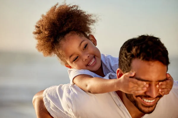 Most Important Thing World Family Father Carrying His Daughter Beach — Stockfoto