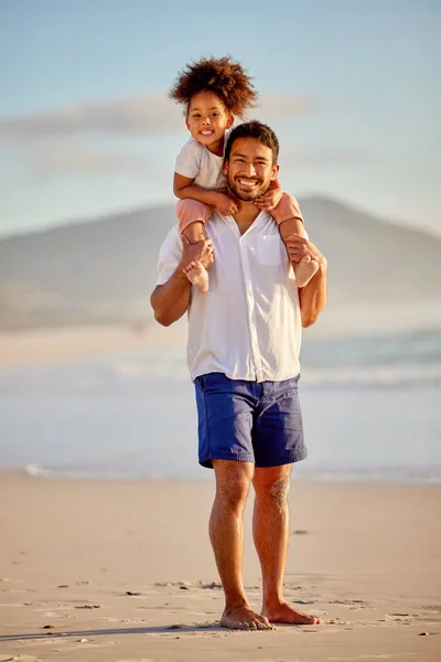 Family One Natures Masterpieces Father Carrying His Daughter Beach — Φωτογραφία Αρχείου