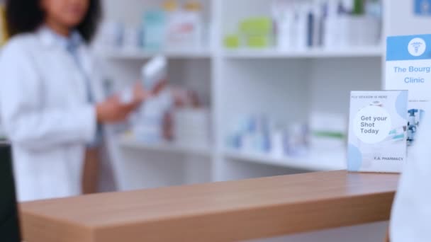 Apothekerin Gibt Einem Kunden Ein Medikament Gegen Krankheit Und Berät — Stockvideo