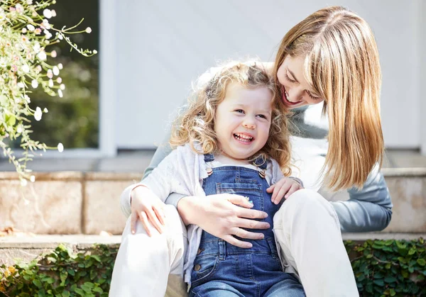 Mama Leuk Portret Van Een Moeder Dochter Die Liefdevol Een — Stockfoto