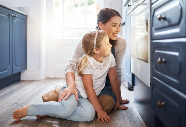 Its Getting Golden Brown Now Little Girl Her Mother Watching — Stock Photo, Image