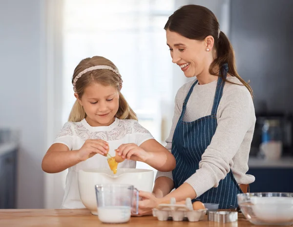 What Next Adorable Little Girl Assisting Her Mother While Baking — Φωτογραφία Αρχείου