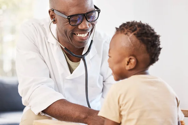 Heart Champion Doctor Examining Adorable Little Boy Stethoscope — Stockfoto