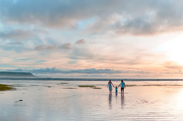 Bonding Sunset Beautiful Family Bonding While Spending Day Beach Together — Stockfoto