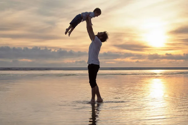 Dad Wastes Time Teaching Him Fall Father Bonding His Son — Stock fotografie