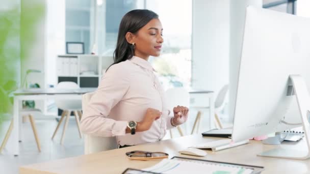 Motivated Business Woman Stretching While Sitting Her Desk Typing Her — Vídeo de Stock