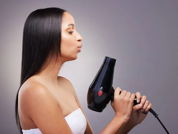 007 Hairstyles Attractive Young Woman Standing Alone Studio Holding Hairdryer — Foto Stock