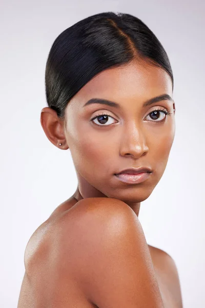 Beautiful Confident Studio Portrait Attractive Young Woman Posing Grey Background — стоковое фото