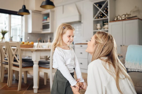 Strength Family Strength Army Mother Daughter Talking Home —  Fotos de Stock