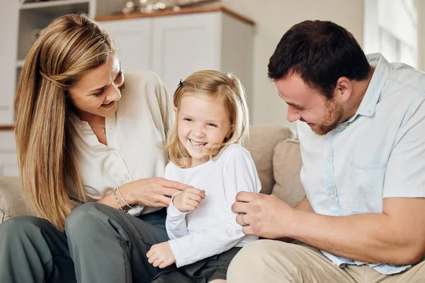 Family Important Thing Its Everything Girl Couch Her Parents Home — Fotografia de Stock