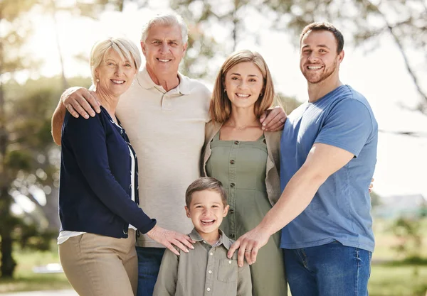 Portrait Smiling Multi Generation Caucasian Family Standing Close Together Outdoors — 스톡 사진