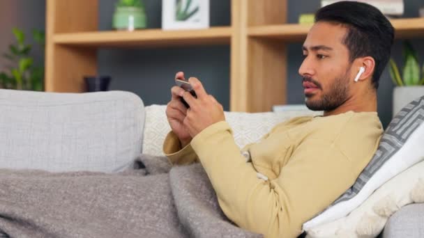 Sick Man Yawning While Watching Streaming Movies Series Online Phone — стоковое видео