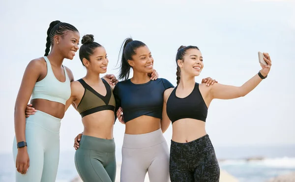 Ready Immortalize Moment Group Friends Taking Selfies Beach Workout — Fotografia de Stock