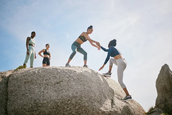 One Can Alone Woman Helping Her Friend Climb Boulder Workout — Zdjęcie stockowe
