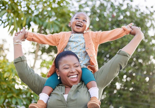 Little Girl Big Personality Adorable Little Girl Enjoying Piggyback Ride — Fotografia de Stock