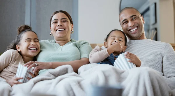 Arms Hold Them Happy Family Eating Popcorn While Watching Television — ストック写真