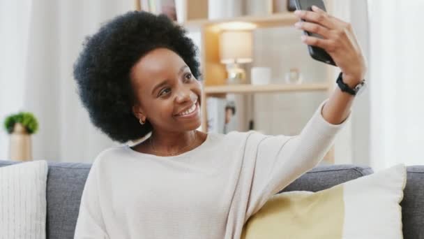 Black Woman Posing Taking Selfies Making Peace Hand Gesture Her — ストック動画