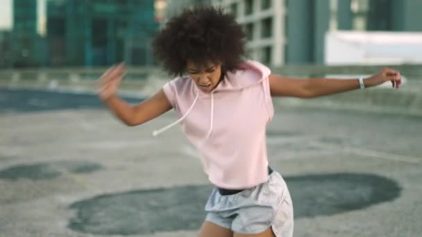 Mladá Profesionální Pouliční Tanečnice Žena Projevující Vášnivé Emoce Hněvu Bojující — Stock video