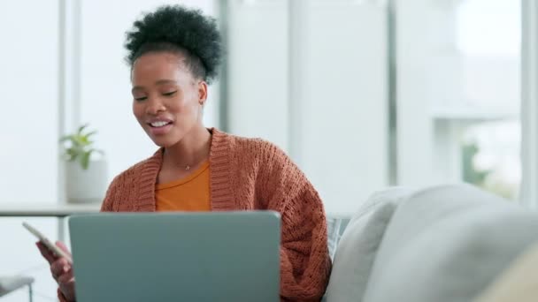 Vrolijke Vrouw Praten Een Telefoontje Surfen Het Internet Terwijl Ontspannen — Stockvideo