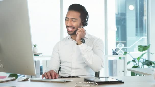 Friendly Call Center Agent Using Headset While Consulting Customer Service — Stok video