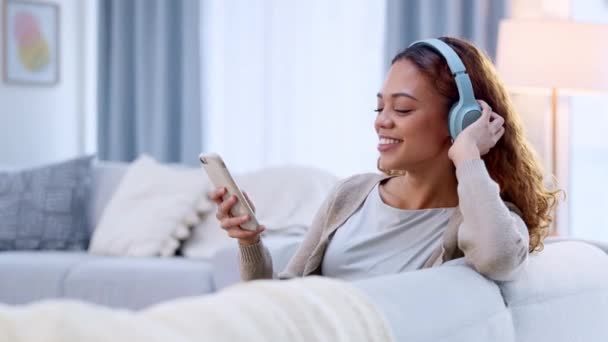 Woman Listening Music Her Phone Using Headphones Nodding Her Head — стоковое видео