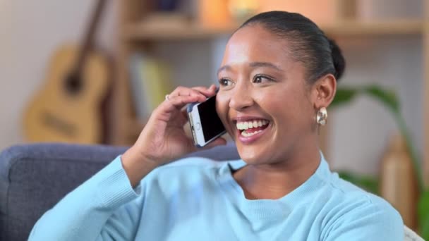 Neşeli Bir Kadın Telefonda Konuşuyor Evdeki Kanepede Dinlenirken Gülüyor Modayı — Stok video