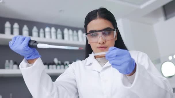 Young Female Scientist Doing Research Find Cure Illness Disease While — Αρχείο Βίντεο