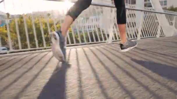 Kobieta Fitness Działa Jogging Moście Mieście Świeżym Powietrzu Zbliżenie Nogi — Wideo stockowe