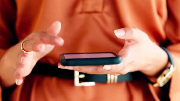 Seorang Wanita Meramban Online Dan Mencari Internet Sambil Mengirim Pesan — Stok Video