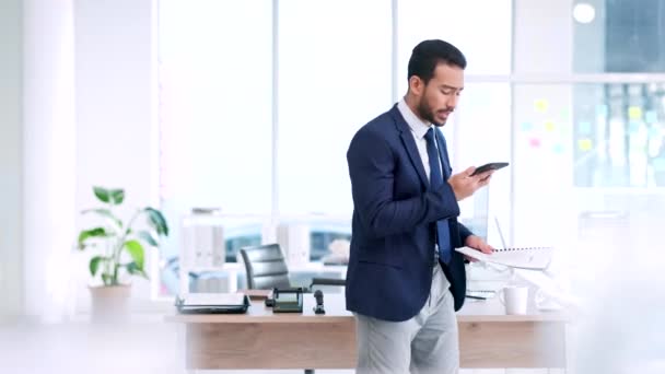 Serious Business Man Working Alone Modern Office Frustrated Corporate Manager — Video