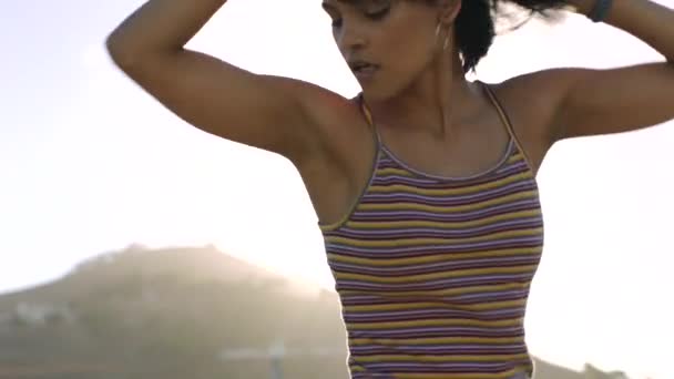 Modny Tancerz Freestyle Praktykujący Choreografię Mieście Zachodzie Słońca Nowoczesna Funky — Wideo stockowe