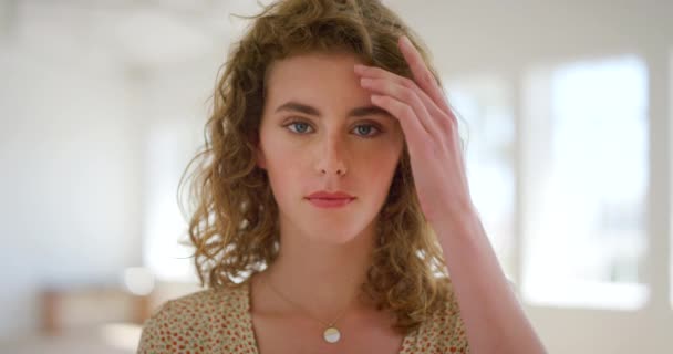 Portret Van Een Verleidelijke Vrouw Die Haarverzorging Toont Haar Haar — Stockvideo