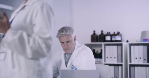 Research Scientists Writing Discussing Chemical Formulas Glass Board Chemical Biological — Vídeos de Stock