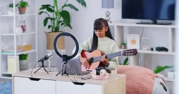 Die Weibliche Influencerin Nimmt Hause Ein Gitarren Tutorial Für Ihren — Stockvideo