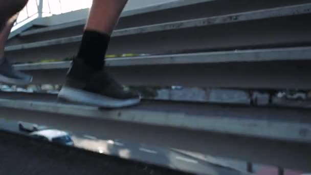 Спортсмени Які Біжать Вулиці Роблять Інтенсивні Фізичні Вправи Сходах Міському — стокове відео