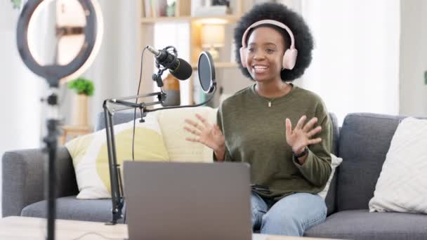 Cool Afro Influencer Journalist Podcast Host Using Digital Tablet Talking — Vídeo de Stock