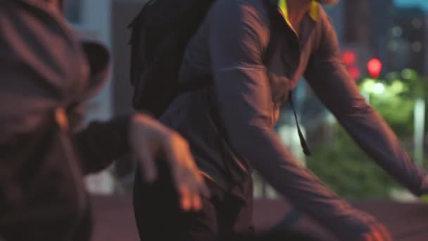 Berlari Kelompok Membentang Sebelum Jogging Malam Hari Sebuah Kota Fit — Stok Video