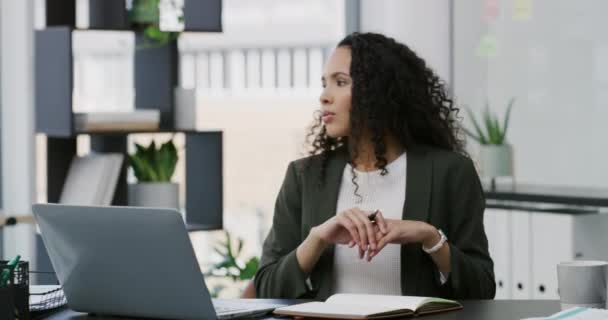 Video Footage Attractive Young Businesswoman Sitting Alone Her Office Looking — Vídeo de Stock