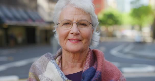 Lächelnde Seniorin Die Grinsend Optometrie Oder Brille Des Optikers Trägt — Stockvideo