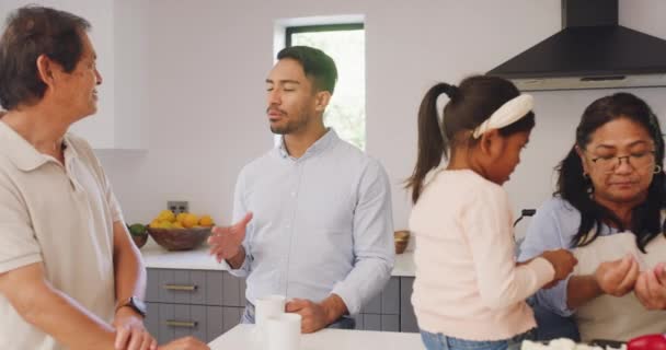 Multi Generation Family Preparing Lunch Home Kitchen Bonding Happy Men — Vídeo de Stock